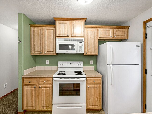 Building Photo - Cozy, lower level 2-bdrm/1-bath Hazelwood duplex. Portable AC, in-unit laundry, fenced side yard/...