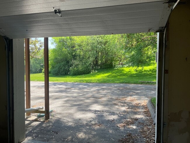 Building Photo - 2 Bed/1.5 Bath Condo Close to UIHC!