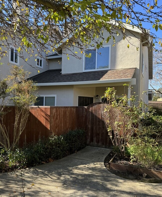 Primary Photo - Beautifully Updated 3 Bed/2.5 Bath Townhom...
