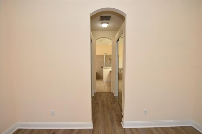 Building Photo - 17 N Village Dr