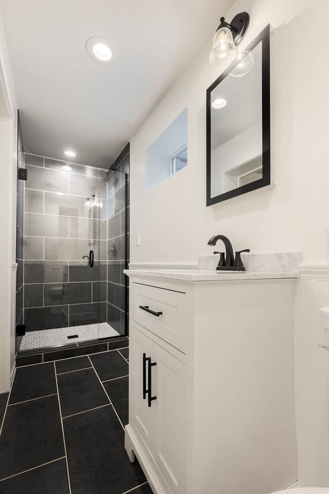 Building Photo - Updated 4 Bedroom North Capitol Hill Craftsman