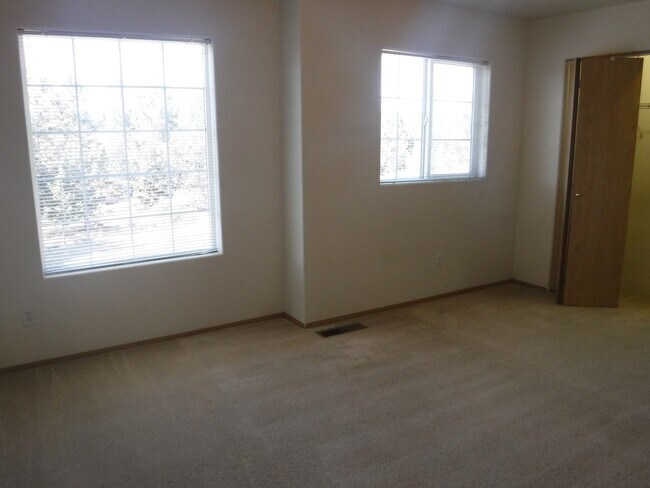Building Photo - NE Bend 2 Bed/2.5 Bath Near St. Charles - ...