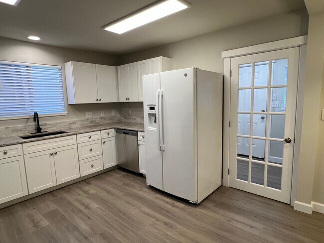 Building Photo - NEWLY REMODELED! 3+ bed, 1.5 bath, a/c, d/...