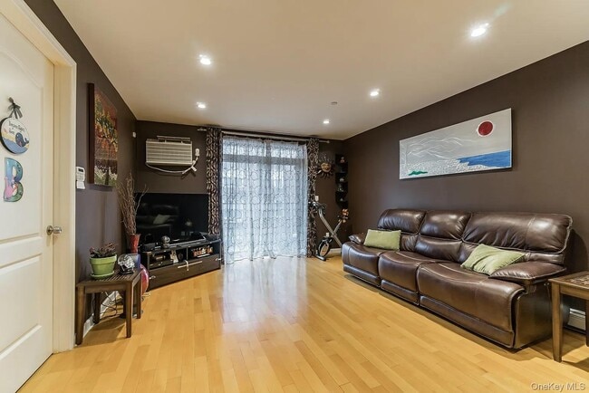 Building Photo - 3360 Shore Pkwy