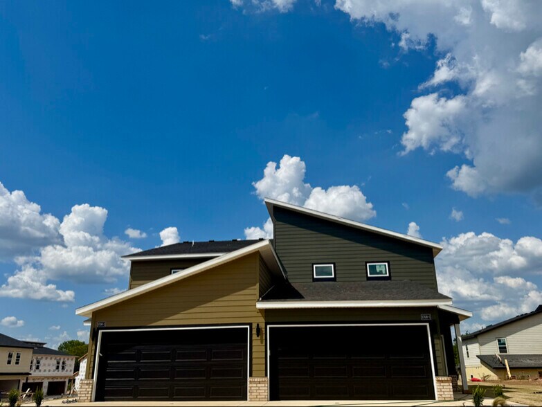 Primary Photo - 1802 SW Poigai Wy