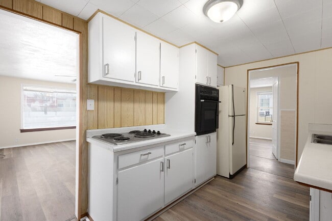 Building Photo - Available January 1st! Accepts VOUCHERS!