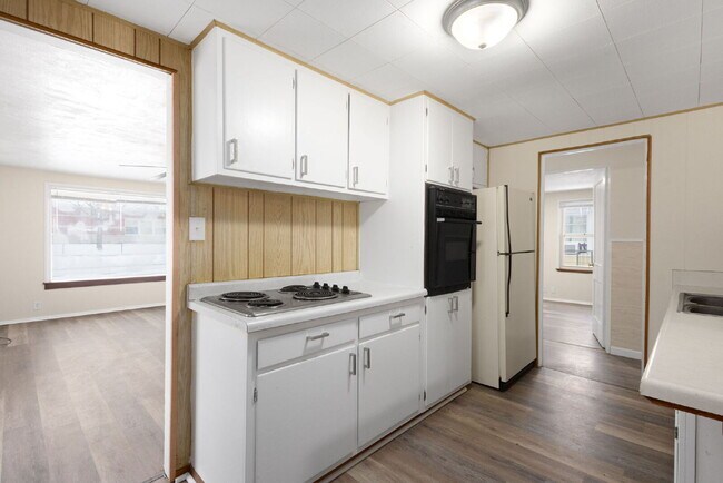 Building Photo - Available January 1st!