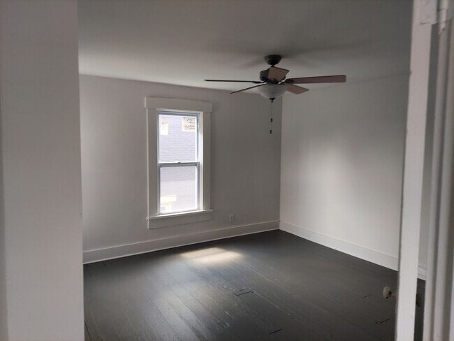 Building Photo - 145 Boltin St