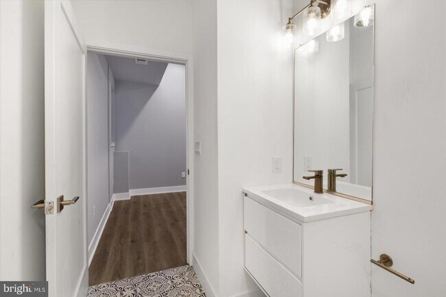 Building Photo - 2119 N Front St