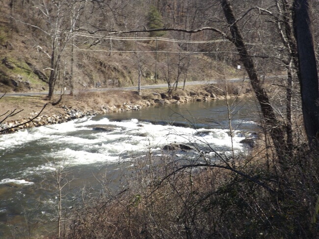 Building Photo - Great 2 Bedroom House in Dillsboro near the River $1400 available June 5th for year-long lease