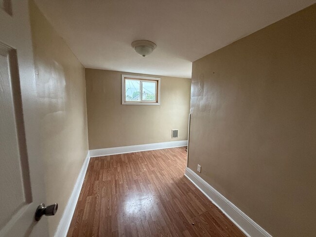 Building Photo - 3 bed 1 bath