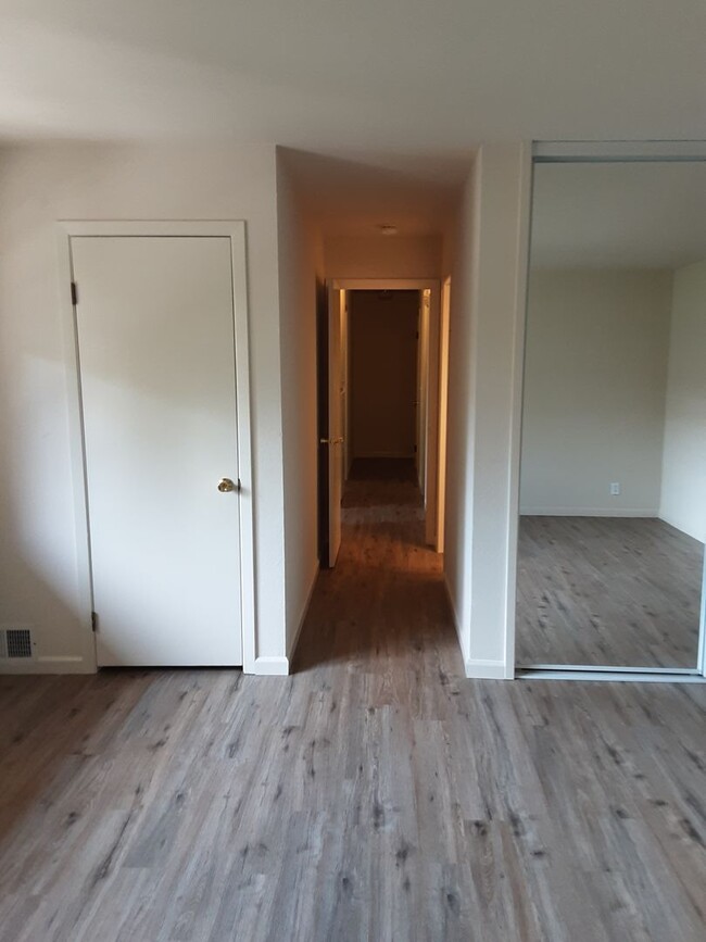 Building Photo - Big Bright 3-bedroom 2.5 bath Townhouse in...