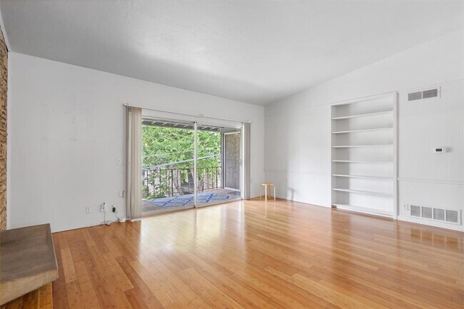 Building Photo - 1304 Mariposa Dr
