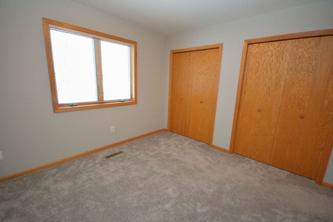 Building Photo - Twin home with walk-out basement & great updates!