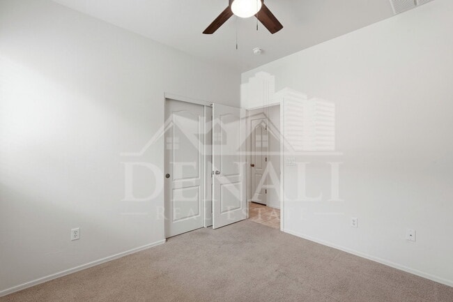 Building Photo - 584 N Highlands Grove Ln