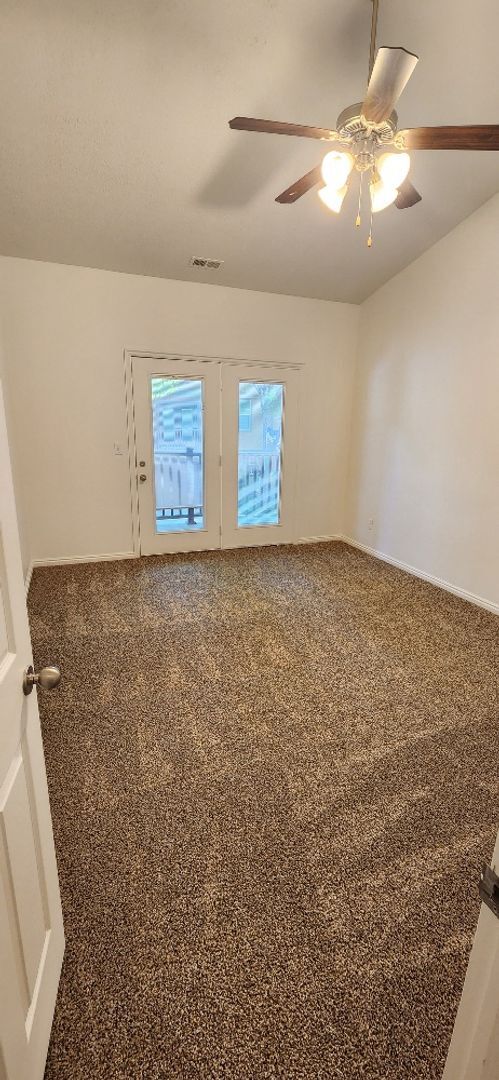 Building Photo - Beautiful 3 Bedroom Townhome in Pleasant G...