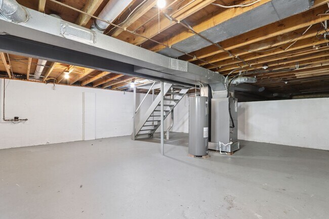 Building Photo - 953 S Spring Rd