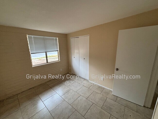 Building Photo - Spacious 4 Bedroom House for Rent  (Irvington/Kolb)