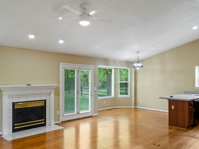 Building Photo - 672 E Lake Ln