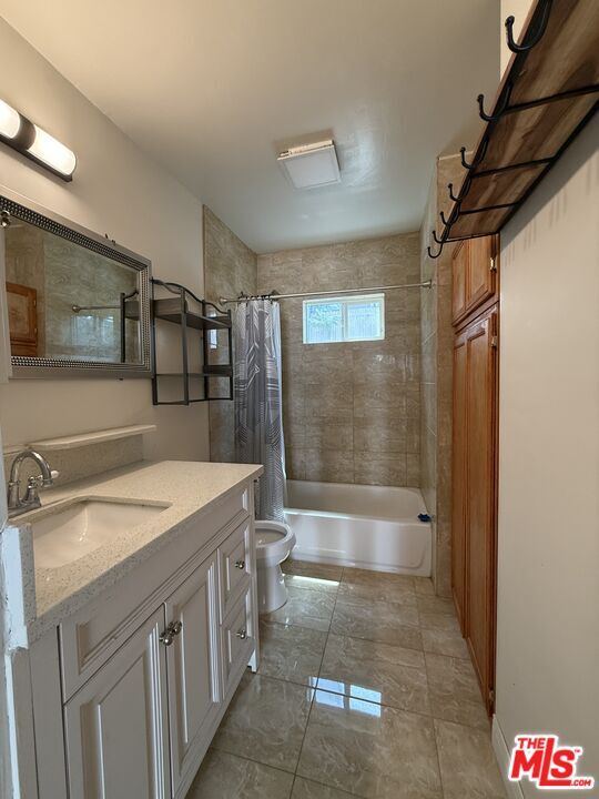 Building Photo - 422 S Van Ness Ave