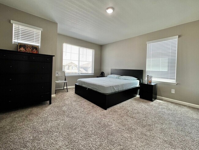 Building Photo - 4 Bed 3 Bath Available August 1st in Windsor!!!