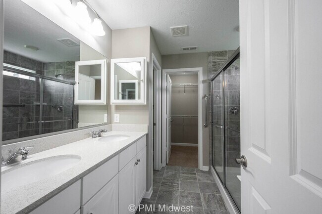 Building Photo - "Charming 3-Bed Oasis with 2 Full Baths in...