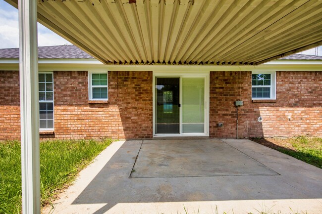 Building Photo - ** 3 bed 1 bath located in Montgomery East...