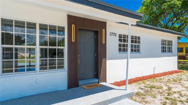 Building Photo - 1773 Lauderdale Manor Dr