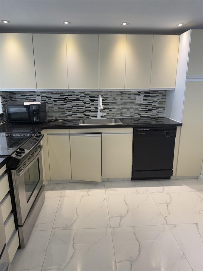 Building Photo - 18151 NE 31st Ct