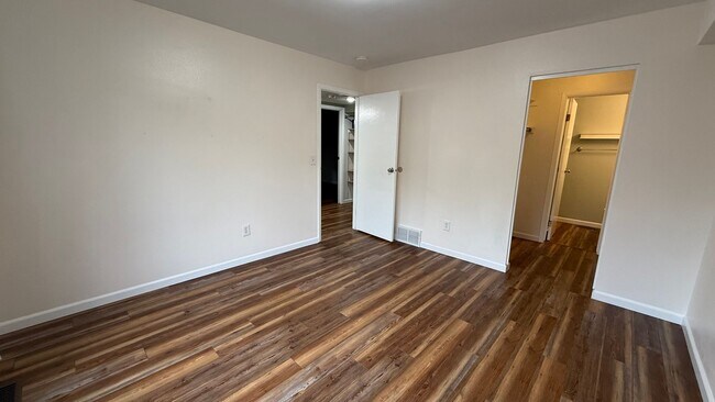 Building Photo - Well Maintained Top Floor 2 Bed/2 Bath Con...