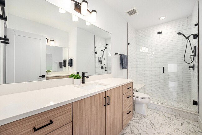 Building Photo - Stylish Town Home In Desirable Thornton Ne...