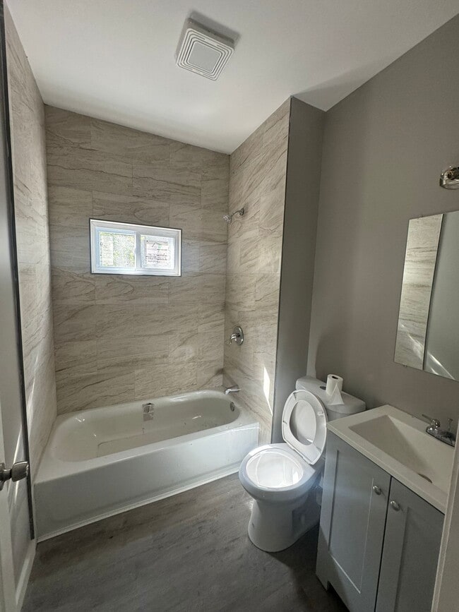 Building Photo - 104 Hatch St