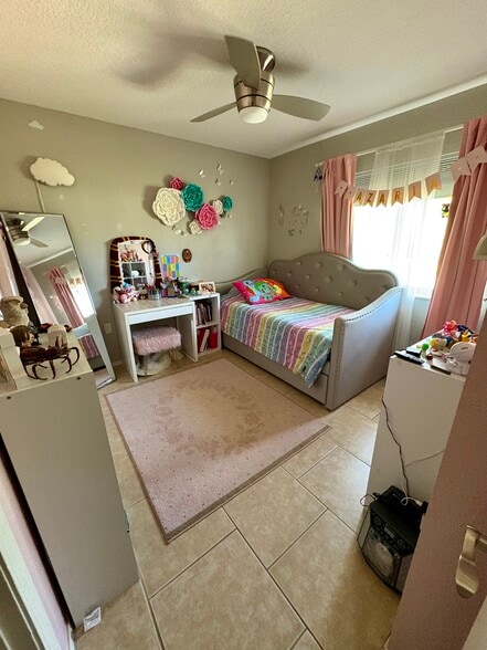 Building Photo - 4901 Palm Garden Ln