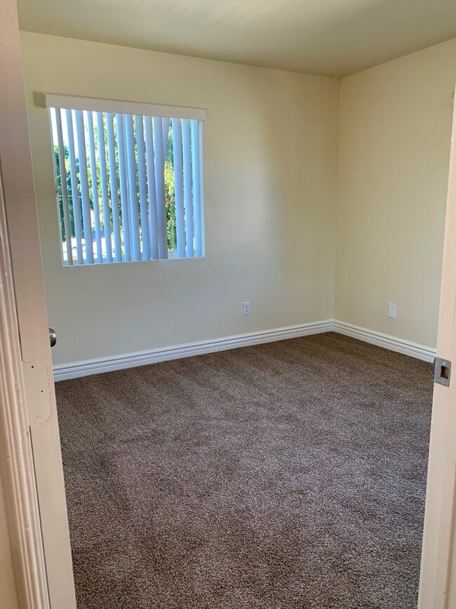 Building Photo - 119 E 84th St