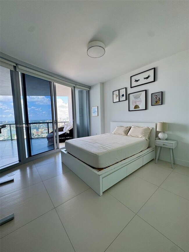 Building Photo - 17121 Collins Ave