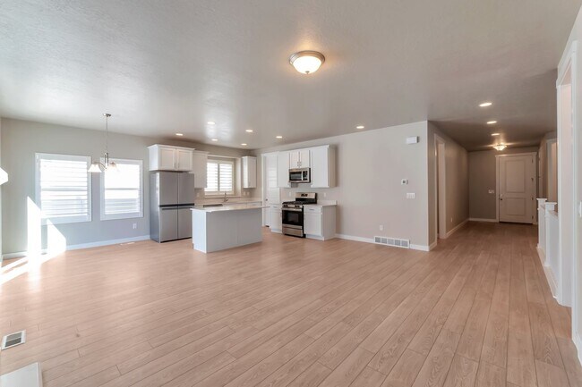 Building Photo - LEHI HOUSE W ATTACHED 2 CAR, LANDSCAPING &...