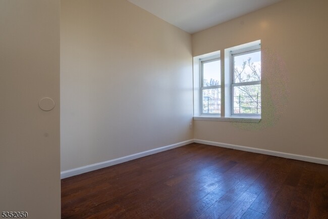 Building Photo - 84 N 6th St