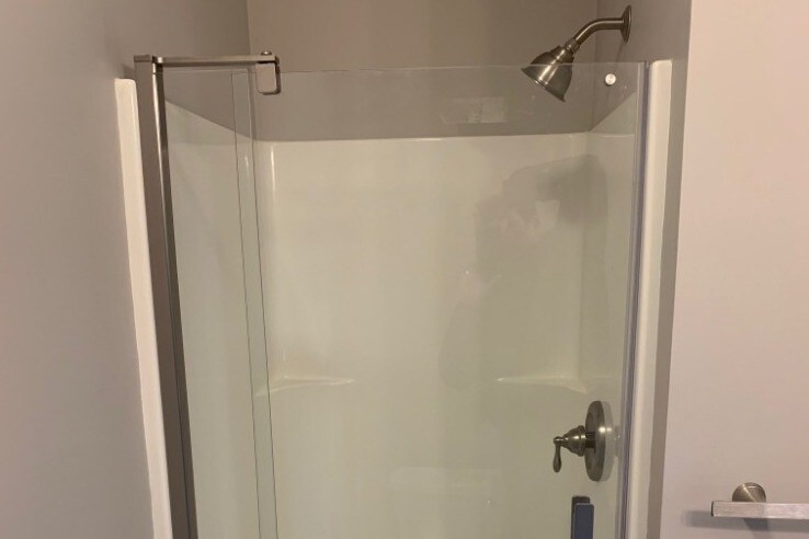 Guest Bath Shower - 1483 Fox Pointe Cir