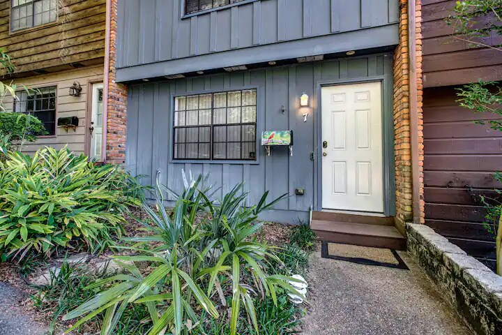 Building Photo - 242 Lake Ella Dr