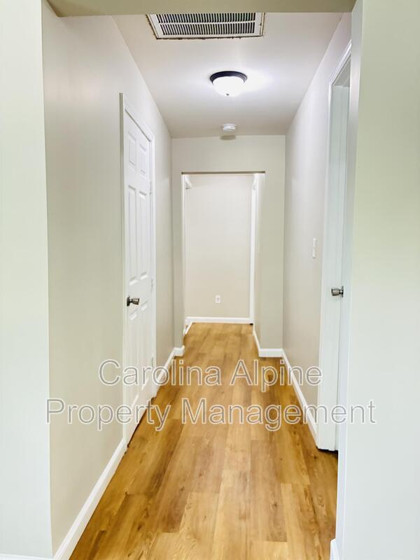Building Photo - 611 S Mountain St