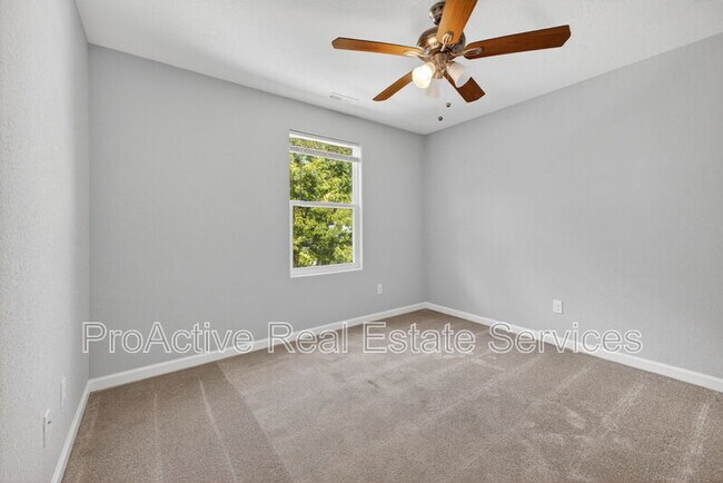 Building Photo - 615 Roland Dr