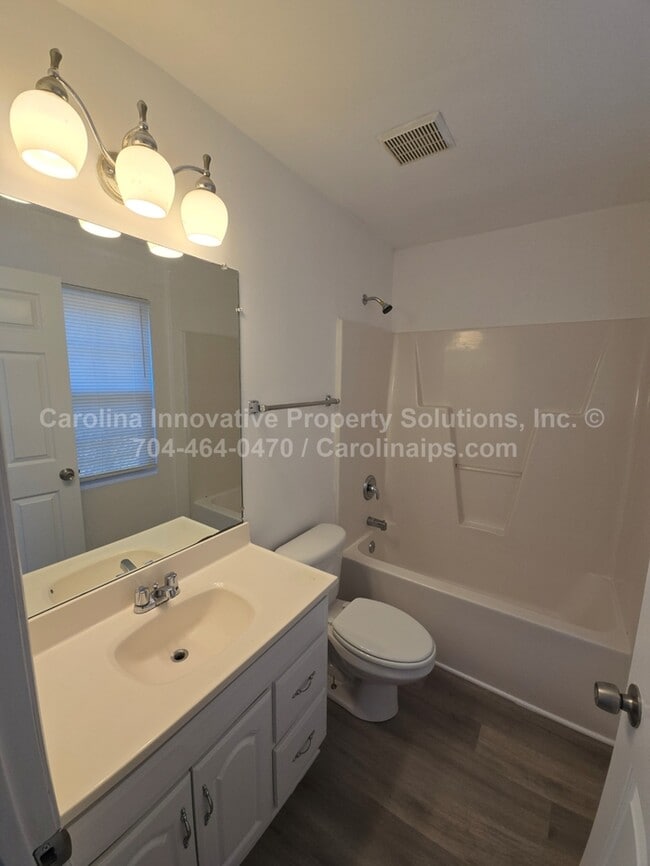 Building Photo - 1805 Falconhurst Dr