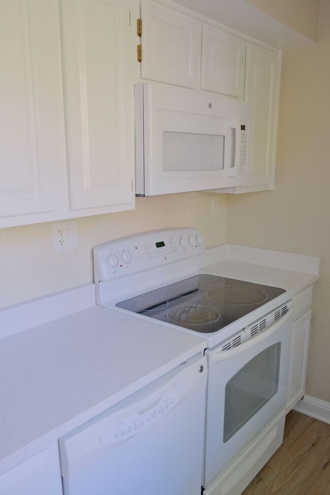 Building Photo - Beautiful corner unit in a secure, all-brick, pet-friendly building