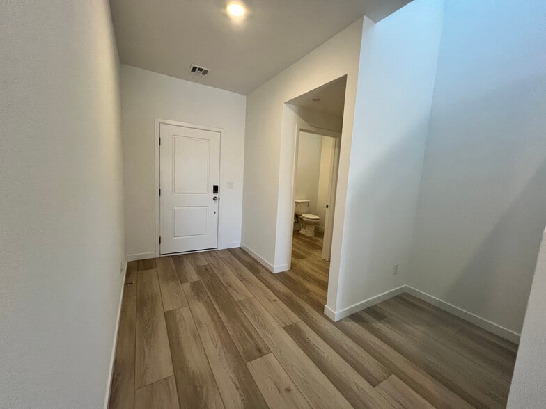 Entry way - 486 Daphne Terrace St