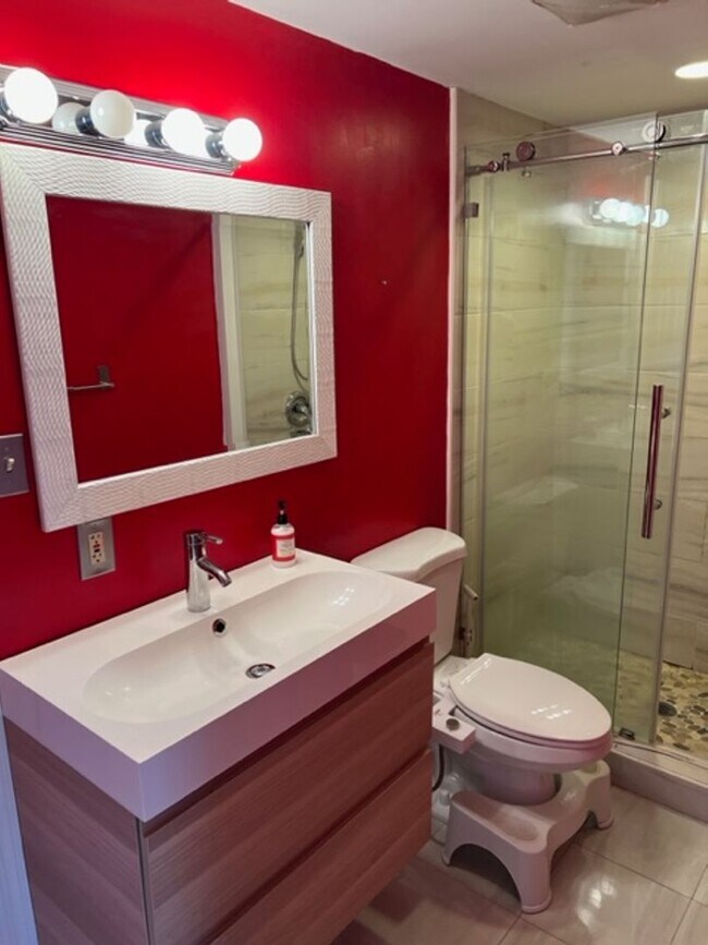 Building Photo - Spacious home 4 bedroom 2 1/2 bath Pittsburgh PA 15201
