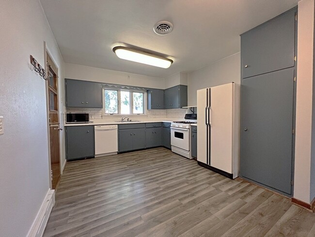 Building Photo - *LEASE SPECIAL* Updated 2+ bedroom by the ...