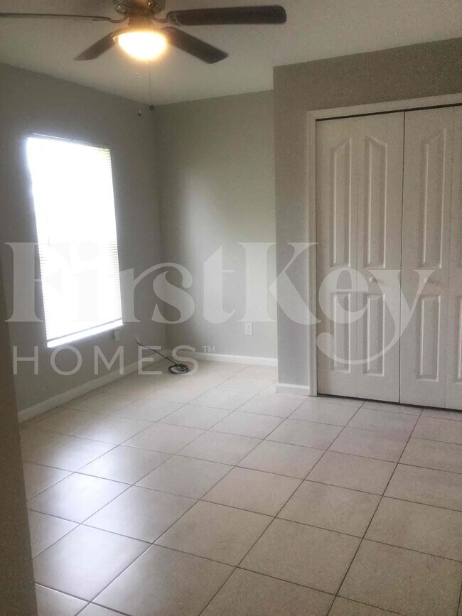 Building Photo - 662 SW Sandbar Terrace