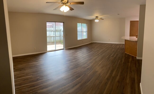 Building Photo - 123 Fox Run Pl