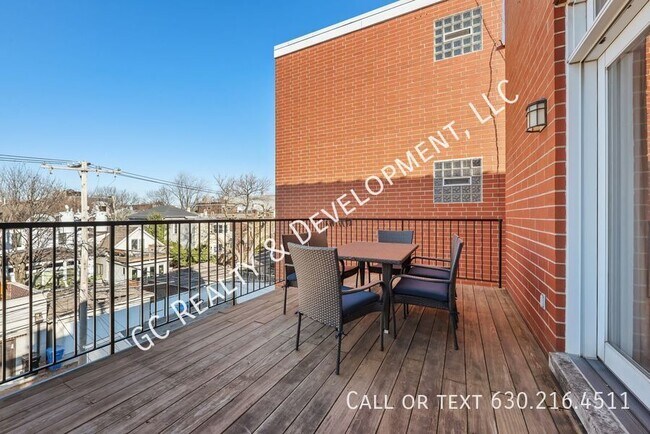 Building Photo - 1136 W Fullerton Ave