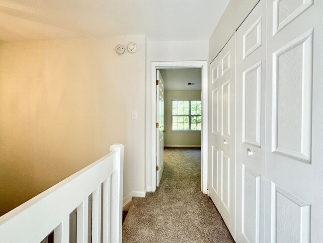 Building Photo - Charming 2 Bedroom Townhome in Chelsea Commons